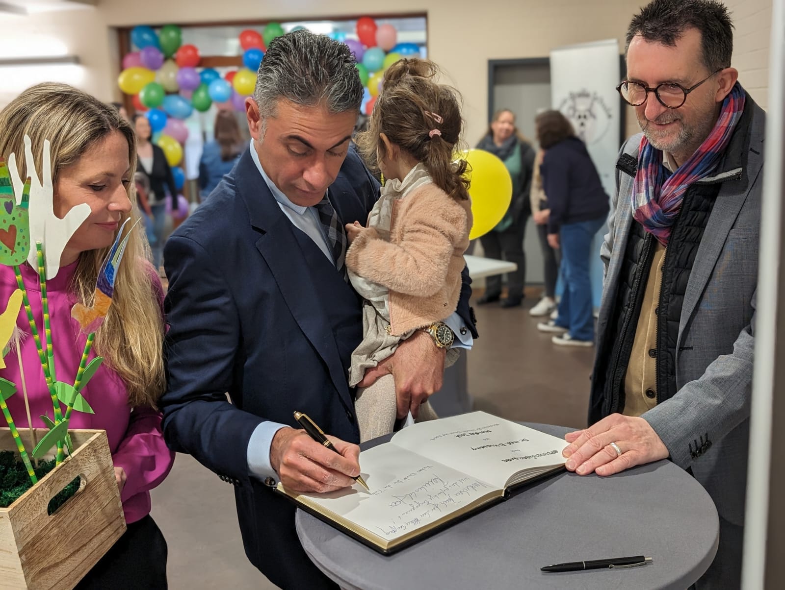 Dr.%20med.%20El-Husseiny%20schreibt%20ins%20G%C3%A4stebuch%20der%20Schule Dr.%20med.%20El-Husseiny%20schreibt%20ins%20G%C3%A4stebuch%20der%20Schule